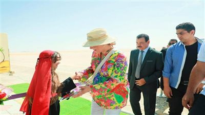 وزيرة البيئة تضع حجر أساس محطة الطاقة الشمسية شمال مدينة الخارجة