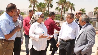 نائب رئيس جامعة أسيوط في جولة موسعة لتفقد أهم الأنشطة البيئية داخل الجامعة