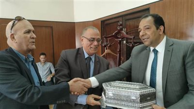 رئيس محكمة العريش يكرم أعضاء الفرقة القومية المسرحية