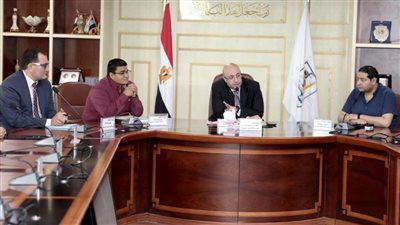 محافظ بني سويف يعقد اجتماعًا لمتابعة منظومة توريد الأقماح المحلية للموسم الحالي