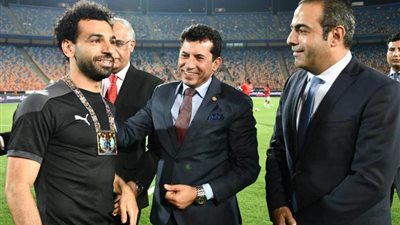 وزير الرياضة ورئيس اتحاد الكرة يكرمان محمد صلاح على هامش مباراة غينيا
