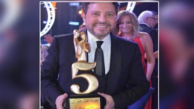 هاني شاكر يشارك جمهوره صور تسلم جائزة 