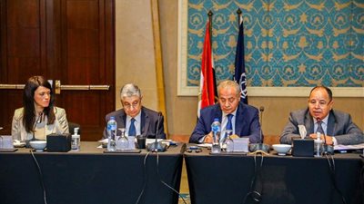 سبعة وزراء يستعرضون خطط الحكومة التنموية مع المديرين التنفيذيين للبنك الدولي