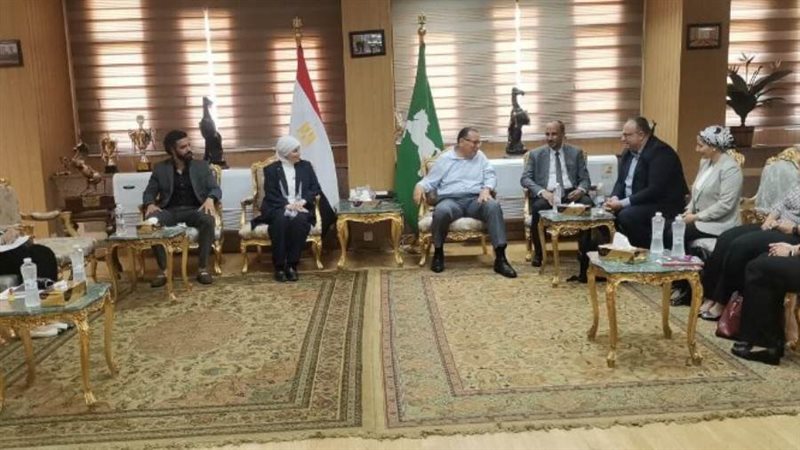 محافظ الشرقية يلتقي