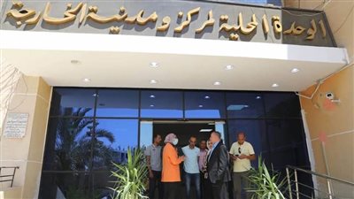 نائب محافظ الوادي الجديد تتابع منظومة العمل بالمركز التكنولوجي بالخارجة