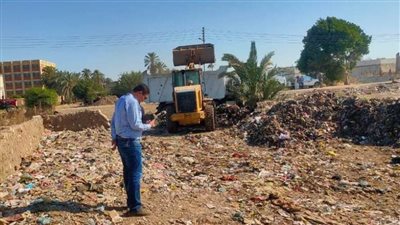 نقل وإزالة القمامة والمخلفات الصلبة من مقلب أبوان بمطاي شمال المنيا