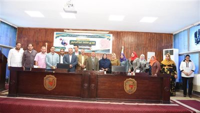 تكريم كبير سكرتارية بإدارة التوجيه المالي والإداري بجامعة سوهاج لبلوغها السن القانونية