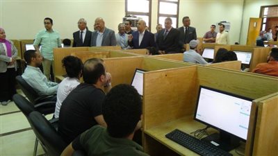 رئيس جامعة المنيا يتفقد سير الامتحانات بلجان كليات الحاسبات وطب الأسنان والصيدلة