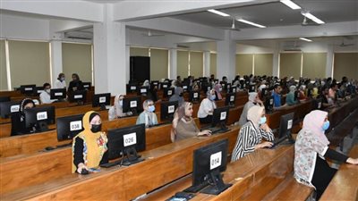 طلاب وطالبات طب الأسنان بجامعة القناة يؤدون الاختبارات الإلكترونية في ١٥ مقررا دراسيا