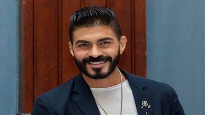 خالد سليم يشارك جمهوره صورة مع فريق عمل فيلمه 