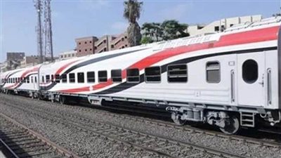 تفاصيل تداول فيديو لقيام أحد الأشخاص بالجلوس أعلى سطح أحد القطارات  