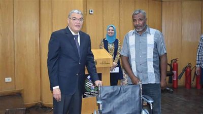 محافظ المنيا يسٌلم كرسي متحرك لإحدى الحالات ويوجه بتوفير شقتين لحالتين