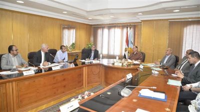 محافظ أسيوط يلتقي وفد مجلس الوزراء لمناقشة مشروعات المبادرة الرئاسية 