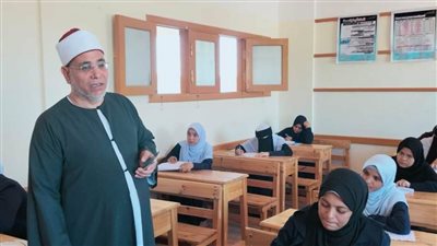 طلاب القسم الأدبي بالشهادة الثانوية الأزهرية بسوهاج يؤدون امتحان البلاغة بنسبة حضور 98%