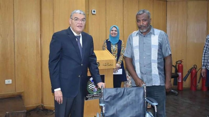 محافظ المنيا يسلم