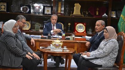 محافظ القليوبية يناقش إنشاء محطة وسيطة لجمع القمامة في بنها