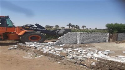 إزالة 5 منازل مخالفة أقيمت على أراض زراعية بمدينة قرنة بالأقصر