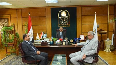 رئيس جامعة أسيوط يؤكد تقديم كافة التيسيرات اللازمة للطلاب الوافدين