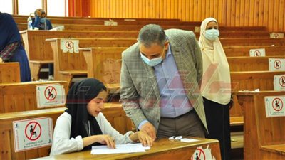 رئيس جامعة كفر الشيخ يتفقد امتحانات كلية الألسن