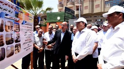 رئيس الوزراء يتفقد مدرستي 