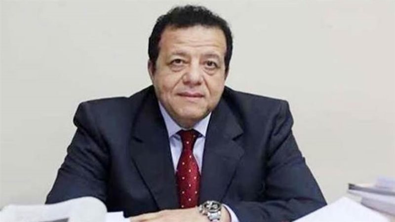 الدكتور عاطف عبد