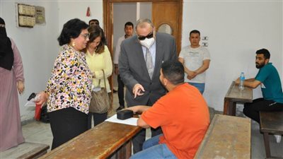 رئيس جامعة حلوان يطمئن على أداء الطلاب بالامتحانات