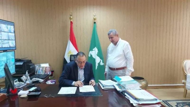 أثناء إعتماد محافظ