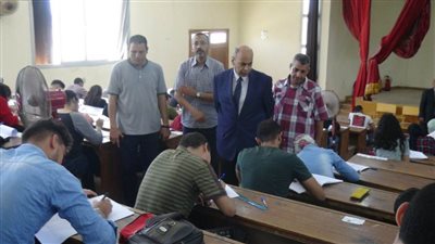 رئيس جامعة المنيا يتابع امتحانات 