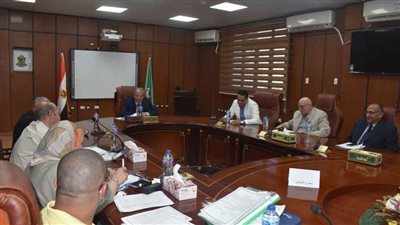 محافظ المنيا يناقش عددا من الملفات لدفع عجلة الاستثمار وتوفير فرص عمل