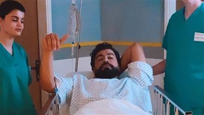 حقيقة ظهور معتصم النهار بزي المستشفى 