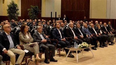 رئيس الوزراء يلتقي مستثمري المنطقة الاقتصادية بشرق بورسعيد