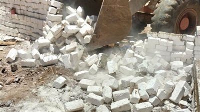 إزالة 6 حالات تعدٍ بالبناء المخالف على الأراضي الزراعية بمراكز بالمنيا