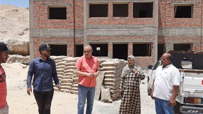 رئيس مدينة إسنا يتفقد مشروعات قرية الشغب ضمن 
