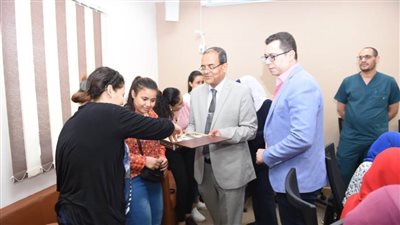 بالورود والشوكولاتة.. رئيس جامعة سوهاج يستقبل الطاقم التمريضي المنتدب للعمل بالمستشفى الجامعي الجديد