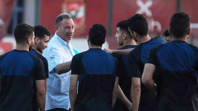 الأهلي يختتم تدريباته استعدادا لمواجهة إيسترن كومباني غدا..والخطيب يدعم اللاعبين خلال المران
