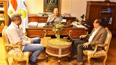 محافظ أسيوط يستعرض مشروعات يقدمها جهاز تنمية المشروعات الصغيرة والمتوسطة 