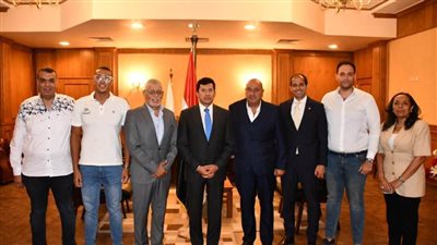 وزير الرياضة يلتقي السباحين المشاركين في محاولة عبور المانش بين إنجلترا وفرنسا