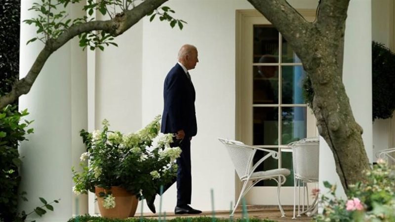 الرئيس الأمريكي يسير