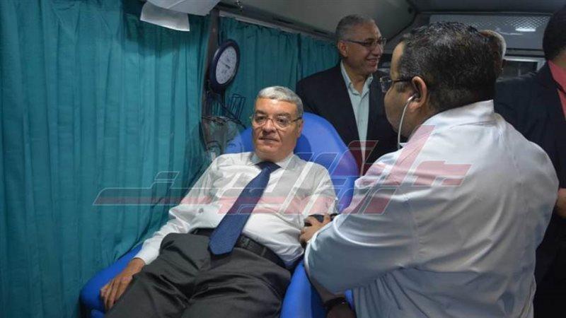 محافظ المنيا يتبرع