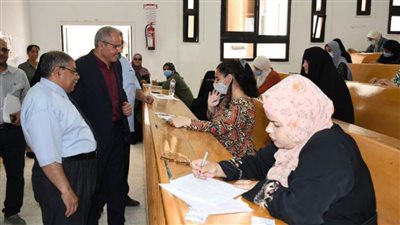 رئيس جامعة القناة يتابع بدء امتحانات الدراسات العليا بكليتي الآداب والتربية