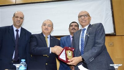 رئيس جامعة أسيوط يكرم مدير عام الأمن الجامعي لبلوغه المعاش