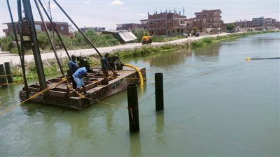 شاهد بالصور/ استبدال الصالات اليدوية بكباري مشاة على ترعتي السويس والمنايف