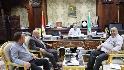 محافظ المنيا يناقش عددا من القضايا الخدمية ويؤكد التعاون المشترك لصالح المواطنين