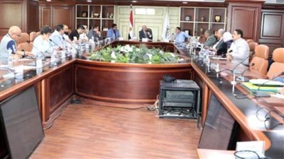 محافظ بني سويف يناقش احتياجات القطاعات والمرافق الحيوية