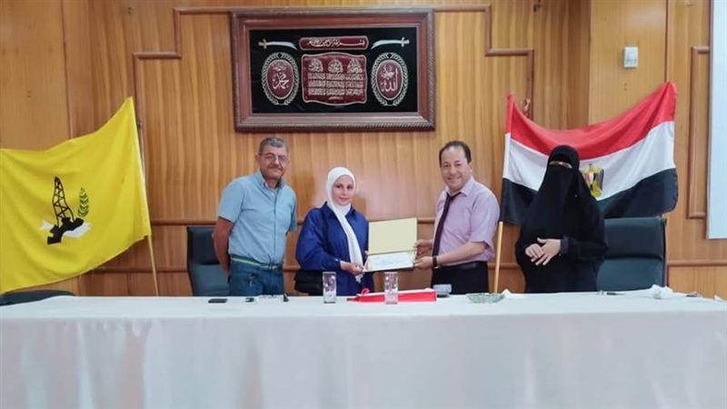 منح شهدات لإحدى المشاركات