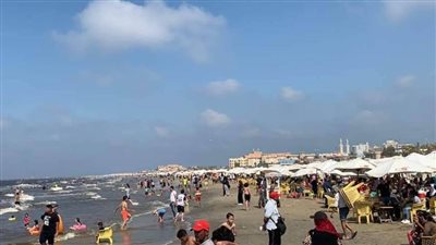 شاطئ بورسعيد يشهد إقبالًا كبيرًا من المواطنين 