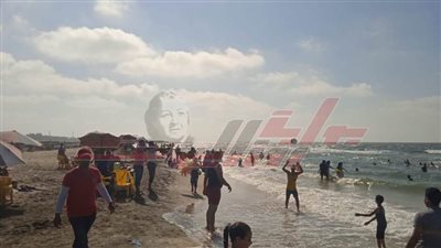 انتشار مكثف لرجال الإنقاذ على شواطئ مصيف بلطيم وسط توافد الزوار