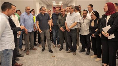 العناني يتفقد المتحف اليوناني الروماني بالإسكندرية