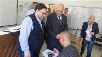 رئيس جامعة بنها يتفقد سير الامتحانات بكلية التربية النوعية