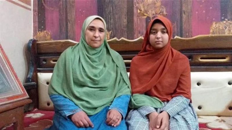 الطالبه ووالدتها